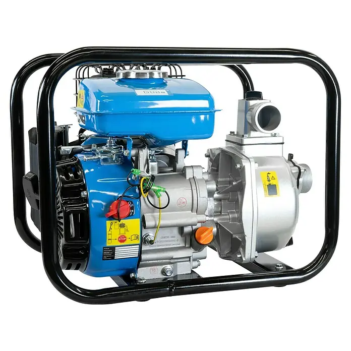 Güde Benzin-Klarwasserpumpe GMP 15.22 SET - 1,6 PS, Max. Fördermenge: 15.000 l/h - Eine robuste Wasserpumpe mit blauem Tank und schwarzem Rahmen, ideal für vielfältige Wasserförderaufgaben.