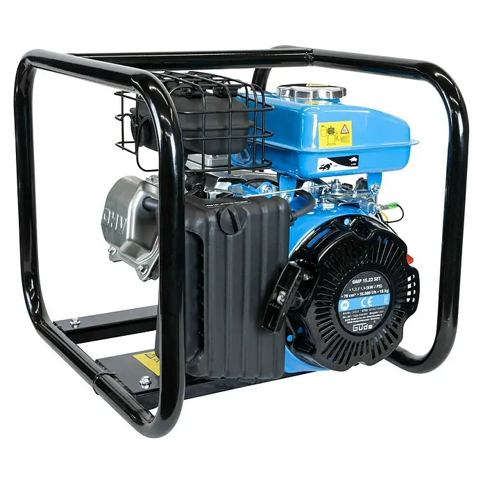 Güde Benzin-Klarwasserpumpe GMP 15.22 SET - 1,6 PS, Max. Fördermenge: 15.000 l/h - Tragbarer Güde GMP 15.22 Wasserpumpe mit blauem Motor und schwarzem Rahmen für den flexiblen Einsatz im Garten und auf Baustellen.