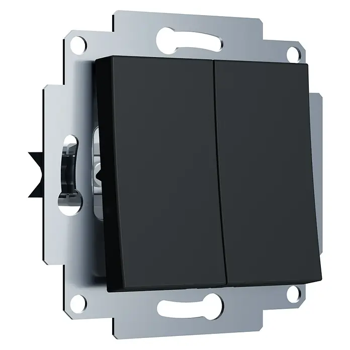 Doppelwechselschalter Rio - Schwarz Soft Touch, Seidenmatt, 10 A - Nahaufnahme eines schwarzen Doppel-Lichtschalters mit silberner Montageplatte, der auf einer schwarzen Oberfläche montiert ist, modernes Design.