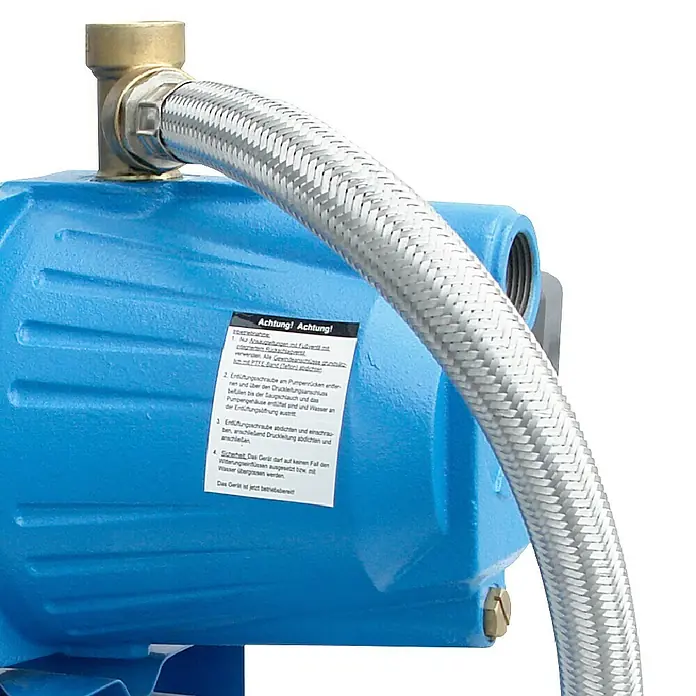 Güde Hauswasserwerk HWW 1300 G - 1.300 W, Max. Fördermenge: 4.000 l/h, Max. Druck: 4,8 bar - Nahaufnahme einer blauen Wasserpumpe mit einem flexiblen Schlauchanschluss und einem Warnschild mit Anweisungen.