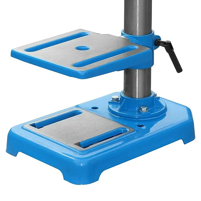 Güde Tischbohrmaschine GTB 13/355 - 350 W, Leerlaufdrehzahl: 580 U/min - 2.650 U/min, Spannweite Bohrfutter: 1,5 mm - 13 mm - Nahaufnahme einer blauen Bohrmaschine, die die Details und die Konstruktion der Maschine hervorhebt.