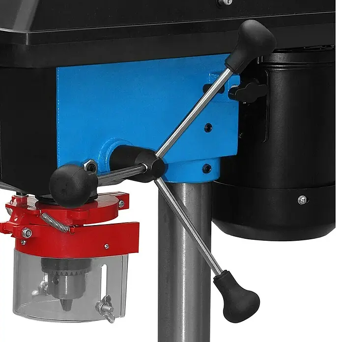 Güde Tischbohrmaschine GTB 13/355 - 350 W, Leerlaufdrehzahl: 580 U/min - 2.650 U/min, Spannweite Bohrfutter: 1,5 mm - 13 mm - Nahaufnahme einer blauen Tischbohrmaschine mit Griffen und roter Schutzvorrichtung.