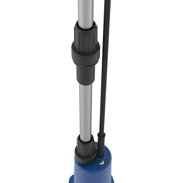 Güde Akku-Regenfasspumpe RFP 12-201-04 - 1 Akku, Max. Fördermenge: 1.500 l/h - Nahaufnahme einer blauen Tauchpumpe mit einem grauen Rohr und einem schwarzen Kabel, die die mechanischen Details hervorhebt.