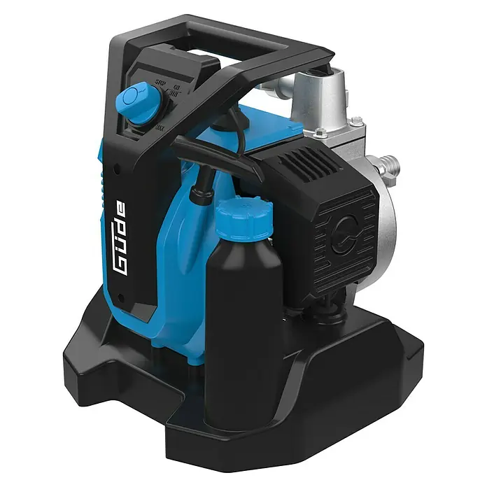 Güde Benzin-Klarwasserpumpe GMP 7.21 - 2 PS, Max. Fördermenge: 7.000 l/h - Produktabbildung einer Güde Hauswasserpumpe mit schwarzem Tragegriff und blauen Akzenten für den Einsatz im Garten oder im Haus.