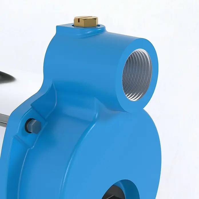 Güde Gartenpumpe MP 120/5A/GJ - 1.300 W, Max. Fördermenge: 5.400 l/h - Nahaufnahme eines blauen Pumpengehäuses mit Messingverschraubung und Gewindeanschluss.
