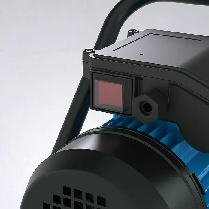 Güde Gartenpumpe MP 120/5A/GJ - 1.300 W, Max. Fördermenge: 5.400 l/h - Detailaufnahme einer schwarzen Wasserpumpe mit blauem Kühlkörper und rotem Schalter.