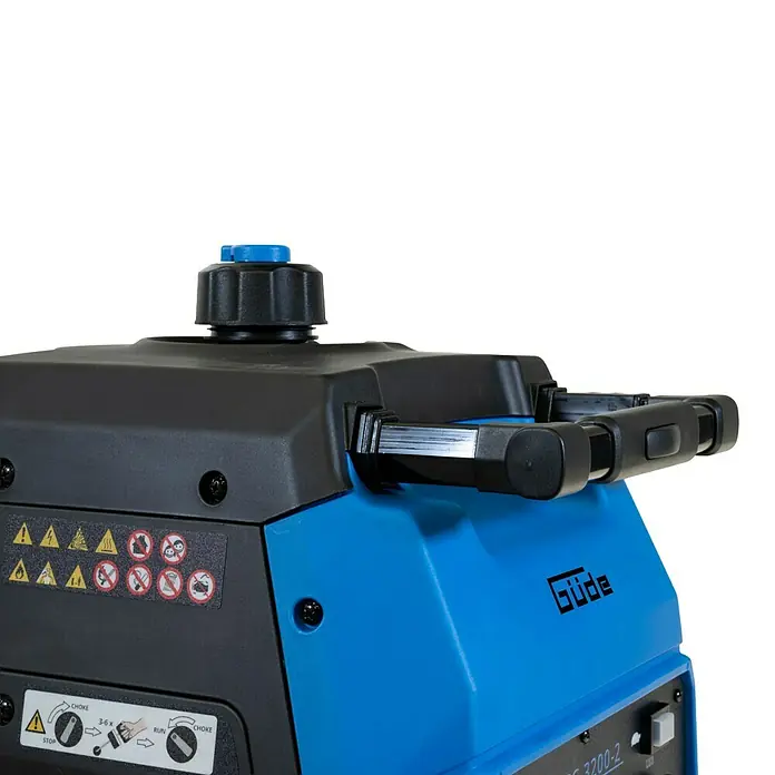 Güde Stromerzeuger ISG 3200-2 - 3.500 kW, Tankvolumen: 7,8 l, Verbrauch: 1,42 l/h - Nahaufnahme eines Güde Stromerzeugers. Details wie Tankdeckel, Tragegriff und Warnhinweise sind gut erkennbar.