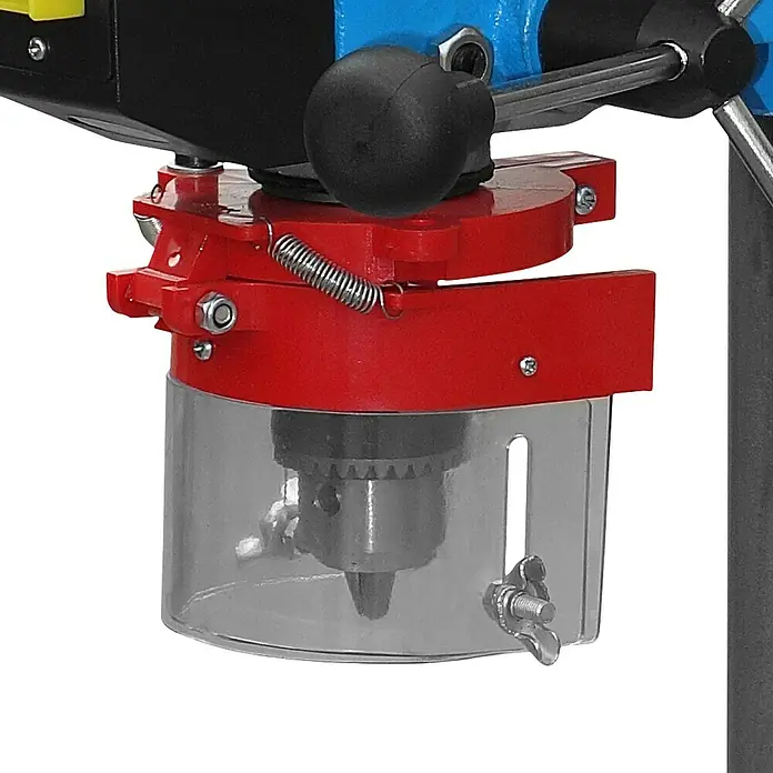 Güde Tischbohrmaschine GTB 13/355 - 350 W, Leerlaufdrehzahl: 580 U/min - 2.650 U/min, Spannweite Bohrfutter: 1,5 mm - 13 mm - Nahaufnahme einer Tischbohrmaschine mit rotem Schutzschild und Spannfutter, ideal für Werkstattprojekte und präzise Bohrungen.