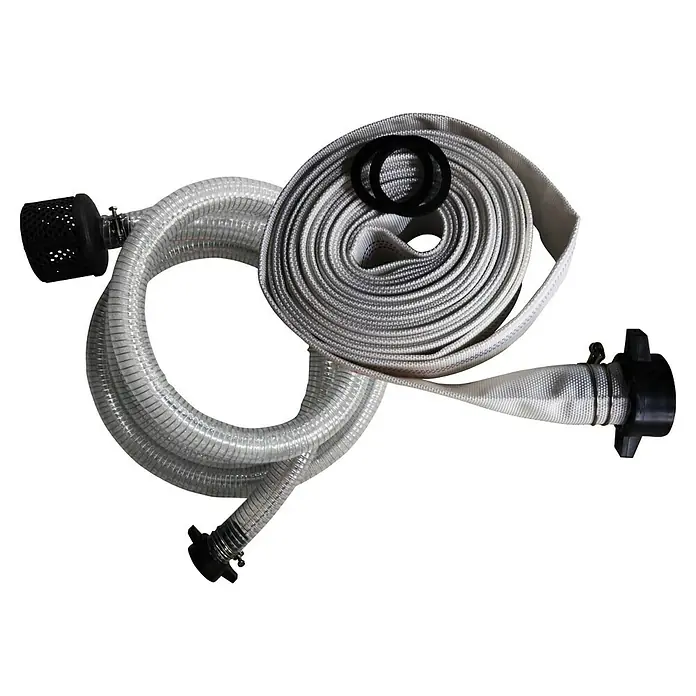 Güde Benzin-Klarwasserpumpe GMP 15.22 SET - 1,6 PS, Max. Fördermenge: 15.000 l/h - Ein aufgerolltes Feuerwehrschlauch-Set mit schwarzem Zubehör, ideal für den professionellen Einsatz und die schnelle Wasserförderung.
