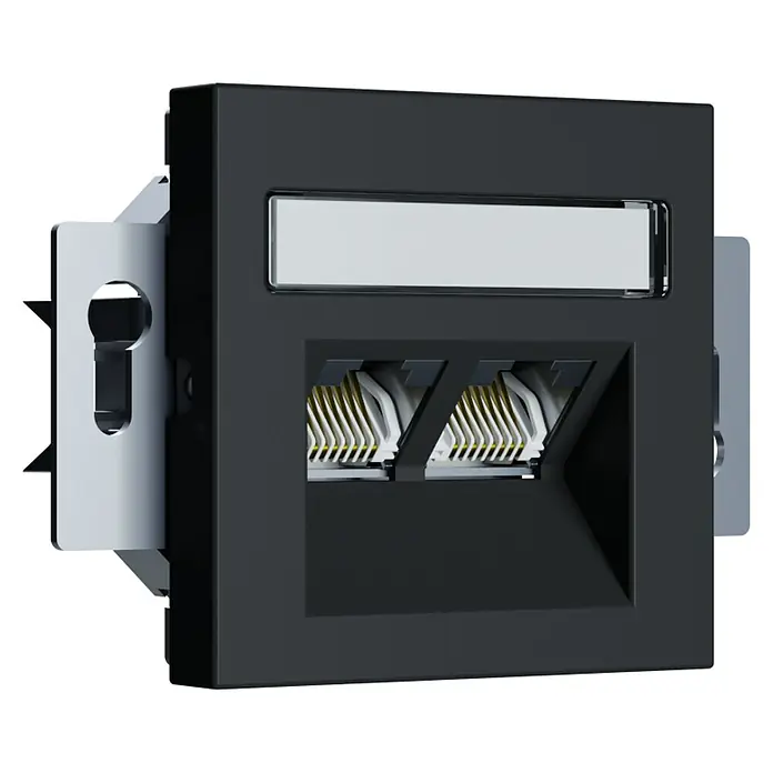 UAE-Datendose Rio - Schwarz Soft Touch, Seidenmatt - Nahaufnahme eines schwarzen Keystone-Moduls mit doppelten Anschlüssen, ideal für Netzwerkinstallationen.
