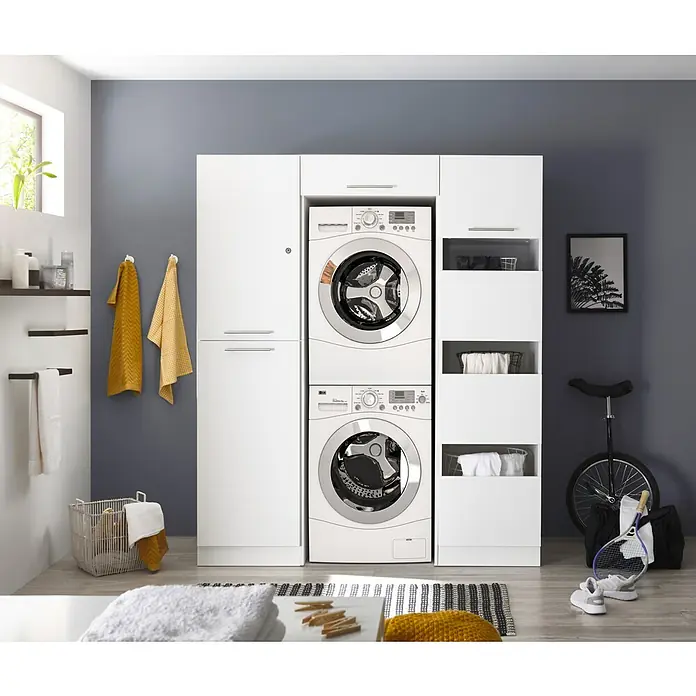 Respekta Waschmaschinenschrank Clara - L x B: 67,6 x 167,4 cm, Weiß, Mit 2 x Waschmaschinenschrank, Wäscheschrank & Hochschrank - Modernes Waschzimmer mit weißem Schrank, übereinanderliegender Waschmaschine und Trockner sowie stilvollen Regalen und Accessoires.