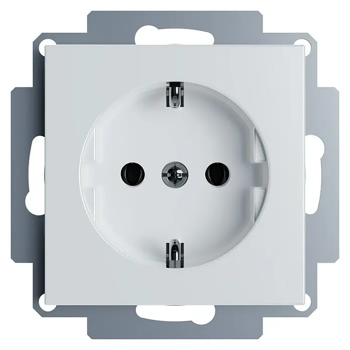 Steckdose I500 - Alpinweiss, Glänzend, Kunststoff, Unterputzmontage - Nahaufnahme einer weißen Schuko-Steckdose mit silberfarbenem Rahmen auf schwarzem Hintergrund, die moderne Funktionalität vereint.