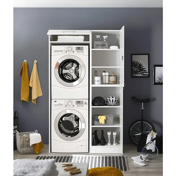 Respekta Waschmaschinenschrank Clara - L x B: 67,6 x 117,4 cm, Weiß, Mit Hochschrank & Waschmaschinenschrank - Waschmaschine und Trockner in einem weißen Schrank mit Regalen zur Aufbewahrung von Wäscheutensilien und anderen Gegenständen.