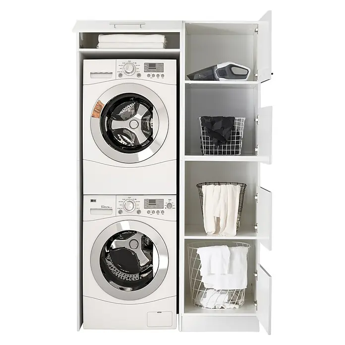 Respekta Waschmaschinenschrank Clara - L x B: 67,6 x 117,4 cm, Weiß, Mit Wäscheschrank & Waschmaschinenschrank - Waschmaschine und Trockner sind in einem weißen Schrank mit Fächern für Wäsche und einen Staubsauger untergebracht.