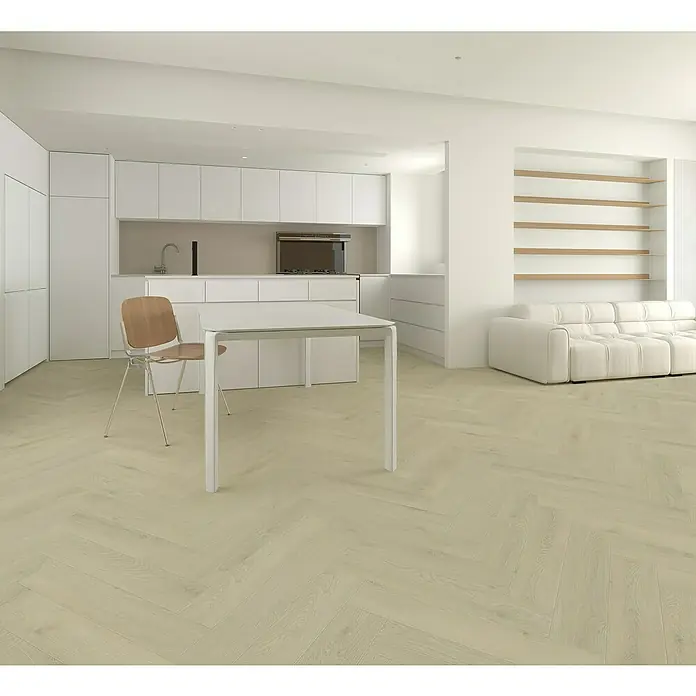 Vinylboden Rigid Herringbone - Eiche Dalvik, Fischgrät, 125 x 625 x 5,5 mm - Helle und moderne Wohnung mit einem Esstisch und Stuhl im Vordergrund. Das minimalistische Design wird durch die weißen Möbel und den hellen Holzboden betont.