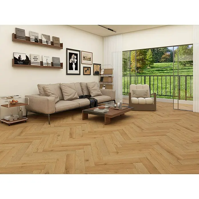 Vinylboden Rigid Herringbone - Eiche Selfoss, Fischgrät, 125 x 625 x 5,5 mm - Ein helles Wohnzimmer mit einem beigen Sofa, einem Sessel und einem Couchtisch auf einem hellen Holzboden. An der Wand sind Regale und Bilder angebracht.
