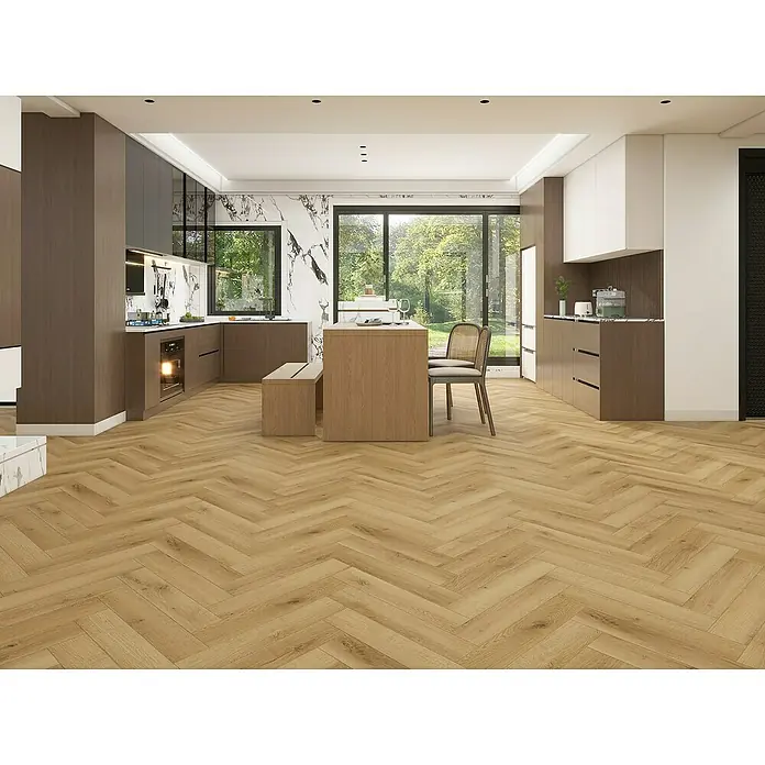 Vinylboden Rigid Herringbone - Eiche Reyklavik, Fischgrät, 125 x 625 x 5,5 mm - Helle Holzböden im Fischgrätmuster. Die Böden sind der Blickfang in dieser modernen und stilvollen Küche mit natürlichen Farben.