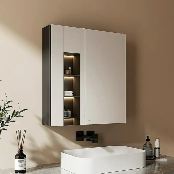 Emke Spiegelschrank Nexus - Aluminium, Schwarz - Eleganter hellgrauer Spiegelschrank mit schwarzem Seitenrahmen und beleuchteten offenen Regalen, über einem weißen Waschbecken montiert.