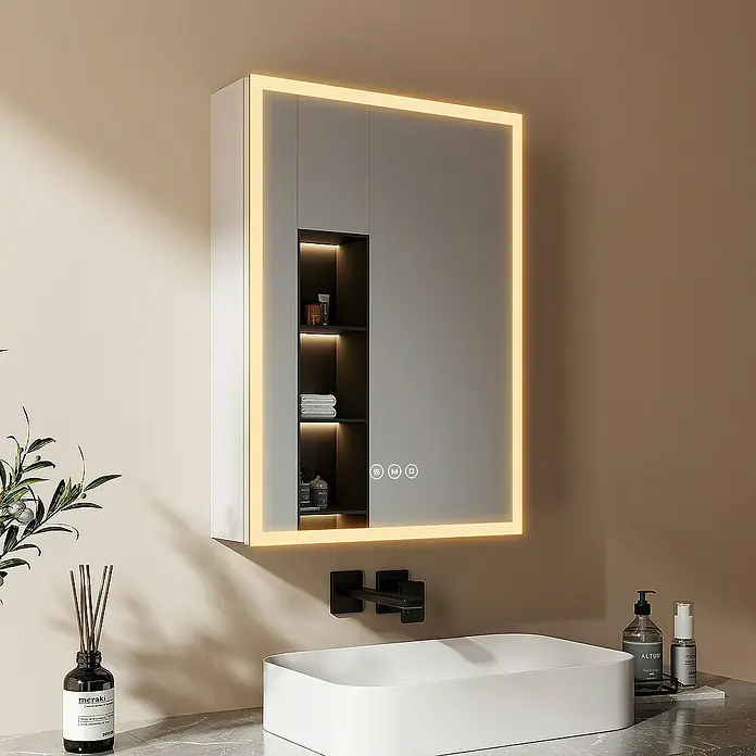 Emke LED-Spiegelschrank Auris - Aluminium, Silbrig - Ein weißer Spiegelschrank mit integrierter LED-Beleuchtung und offenen Regalen über einem weißen Waschbecken.