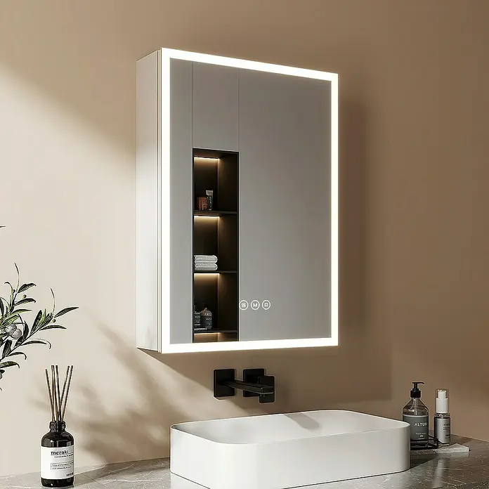 Emke LED-Spiegelschrank Auris - Aluminium, Silbrig - Weißer LED-Spiegelschrank mit offenen Regalen, Touch-Bedienelementen und elegantem Design über einem modernen weißen Waschbecken.