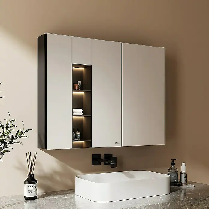 Emke Spiegelschrank Nexus - Aluminium, Schwarz - Moderner Badezimmerspiegelschrank mit beleuchteten Regalfächern in Hellgrau, über einem weißen Waschbecken und schwarzem Wasserhahn.