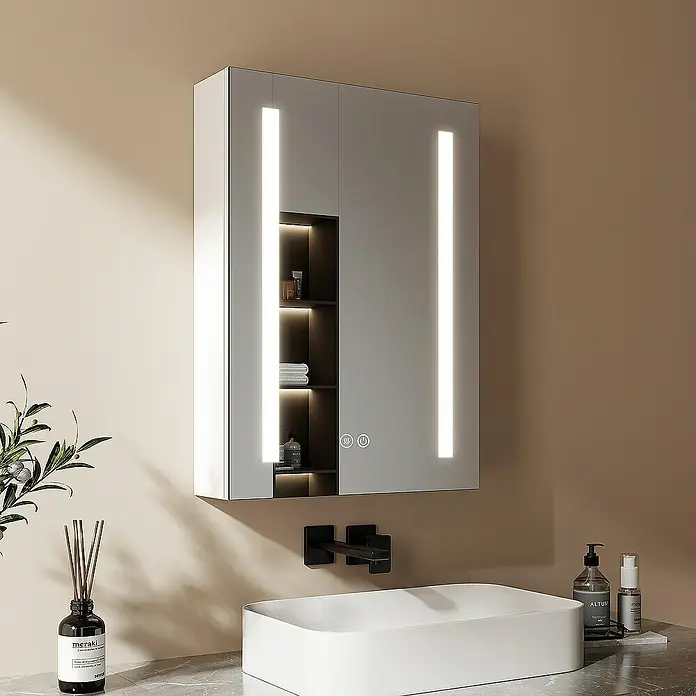 Emke LED-Spiegelschrank Lunia - B x H: 50 x 70 cm, Aluminium, Weiß - Moderner weißer Spiegelschrank mit integrierten vertikalen LED-Leuchten und offenen Regalen, über einem weißen Waschbecken montiert.