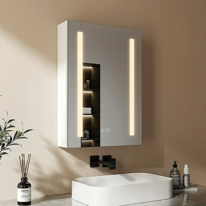 Emke LED-Spiegelschrank Lunia - B x H: 50 x 70 cm, Aluminium, Weiß - Weißer beleuchteter Badezimmerspiegelschrank mit offenen Seitenregalen, über modernem Waschbecken und schwarzem Wasserhahn.