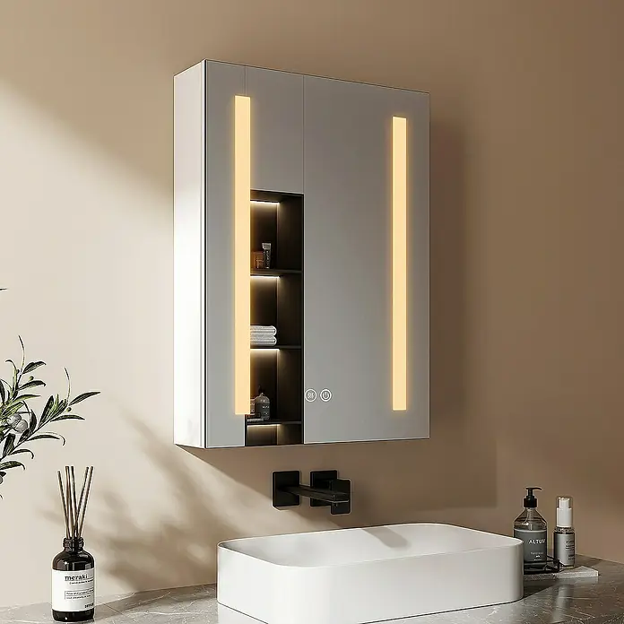 Emke LED-Spiegelschrank Lunia - B x H: 50 x 70 cm, Aluminium, Weiß - Moderner beleuchteter Spiegelschrank mit Spiegeltüren und offenen Fächern, über einem weißen Waschbecken im Bad.