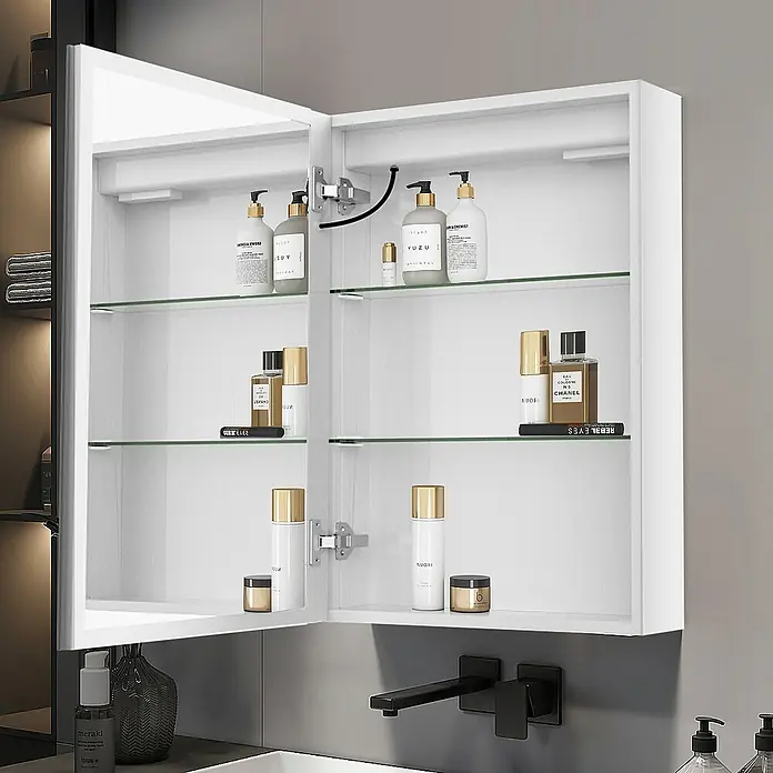 Emke LED-Spiegelschrank Lunia - B x H: 50 x 70 cm, Aluminium, Weiß - Weißer Spiegelschrank mit Glasböden, offen und gefüllt mit Toilettenartikeln.