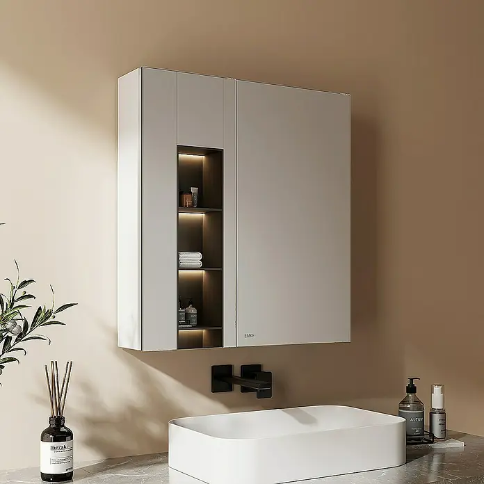 Emke Spiegelschrank Nexus - B x H: 60 x 65 cm, Aluminium, Weiß - Helles graues Spiegelschrank mit integrierten LED-Regalfächern, über einem weißen Waschbecken montiert.