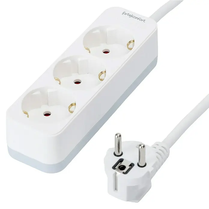 Arte confort Base de enchufe múltiple - x 3, Blanco, 1,5 m, IP20, Sin interruptor - Primer plano de una regleta blanca con tres enchufes y un enchufe europeo.