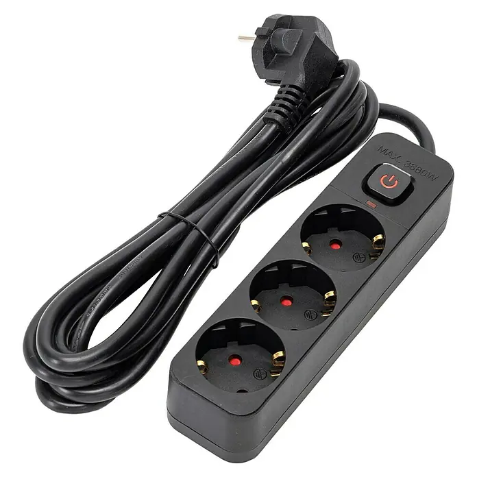 Arte confort Base de enchufe múltiple - x 3, Negro, 20,9 m, Con interruptor - Una regleta negra con tres enchufes y un cable largo que lleva a un enchufe, presentada sobre un fondo negro.
