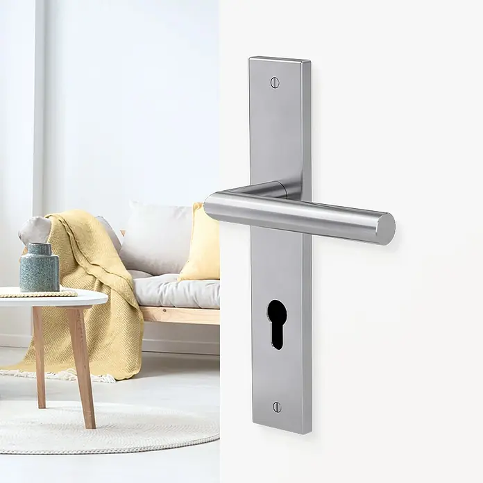 Diamond Doors Modern Zimmertürgarnitur Iowa - Stärke Tür: 38 mm - 45 mm, Edelstahl, L-Form, Profilzylinder - Nahaufnahme eines modernen Türgriffs aus Edelstahl mit Schlüsselloch in einem stilvollen Interieur.