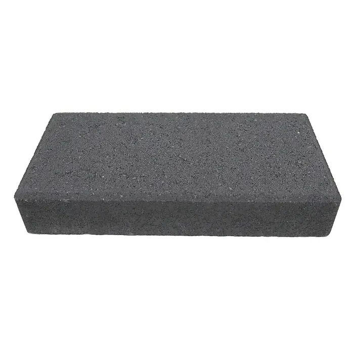 Christoph Mähstein Trapez - 24 x 10 x 4,2 cm, Anthrazit, Beton - Nahaufnahme eines grauen Pflastersteins mit strukturierter Oberfläche, ideal für Gartenwege und Terrassen. Robuste Bauweise.