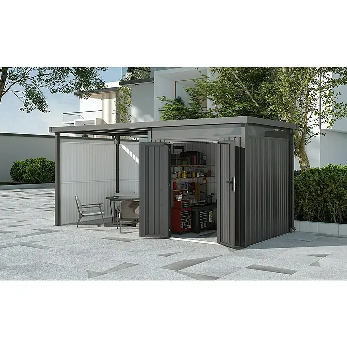 Gardol Rück- & Seitenwand Cubus - Höhe: 190 cm, Passend für: Gardol Gerätehaus-Anbau Cubus & Cubus Max - Ein graues Metallgartenhaus mit offenstehenden Türen, das Werkzeuge und Regale im Inneren zeigt, neben einem überdachten Sitzbereich.
