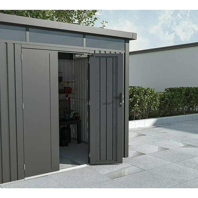 Gardol Gerätehaus Cubus Max - Außenmaß inkl. Dachüberstand (B x T): 294 x 230 cm, Stahl, Schwarz - Ein geräumiger, anthrazitfarbener Geräteschuppen mit weit geöffneten Türen, der Einblick in das aufgeräumte Innere mit Regalen und Werkbank gewährt.