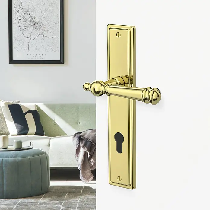 Diamond Doors Classic Drückergarnitur Classic Indiana - Profilzylinder, Sonstiges - Goldener Türgriff mit Schlüssel-Einsatz vor Wohnzimmer-Interieur. Eleganter Akzent für stilvolle Wohnräume.