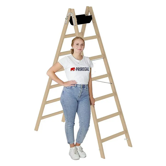 Proregal Doppel-Stehleiter mit 14 Sprossen - Anzahl Tritte: 14 Stk., Arbeitshöhe: 3.300 mm, Belastbarkeit: 150 kg, Holz - Hölzerne Trittleiter mit schwarzer Oberseite, daneben steht eine Frau zur Größenanzeige.