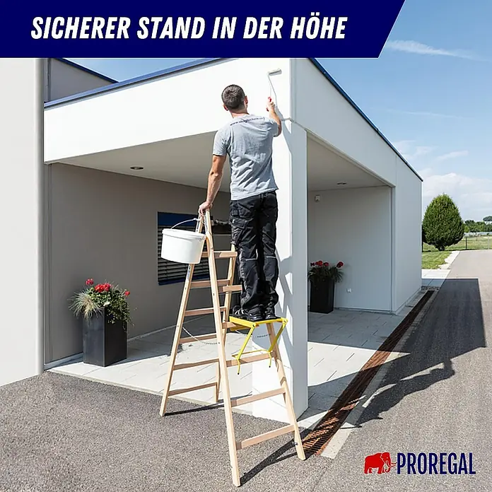 Proregal Doppel-Stehleiter mit 8 Sprossen - Anzahl Tritte: 8 Stk., Arbeitshöhe: 2.500 mm, Belastbarkeit: 150 kg, Holz - Mann auf Holz-Stehleiter mit gelber Plattform, streicht eine Wand. Sicherer Stand in der Höhe.