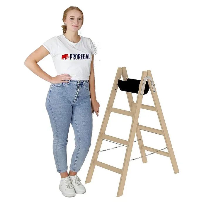 Proregal Doppel-Stehleiter mit 8 Sprossen - Anzahl Tritte: 8 Stk., Arbeitshöhe: 2.500 mm, Belastbarkeit: 150 kg, Holz - Hölzerne Klappleiter mit schwarzem Ablagefach und Metallketten, daneben eine Frau zur Größenreferenz.