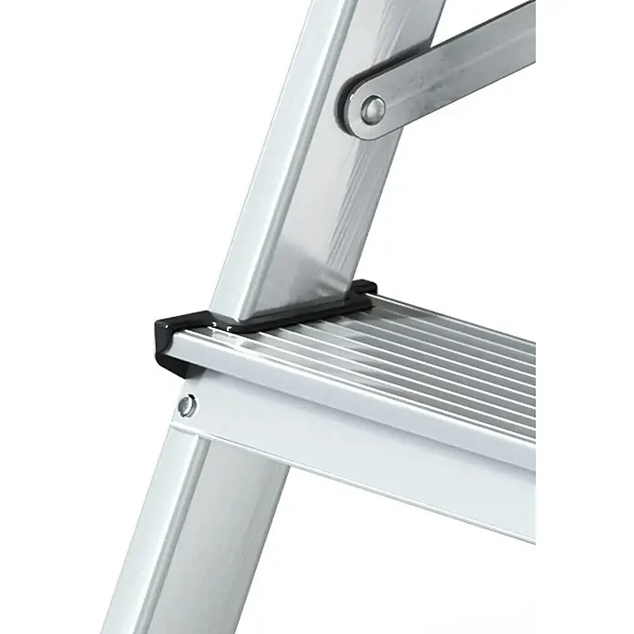 Proregal Doppel-Stehleiter mit 6 Stufen - Anzahl Tritte: 6 Stk., Belastbarkeit: 125 kg, Aluminium - Nahaufnahme einer Aluminium-Klappleiter, zeigt eine silberne Metallstufe mit Rillen und einen Klappmechanismus.