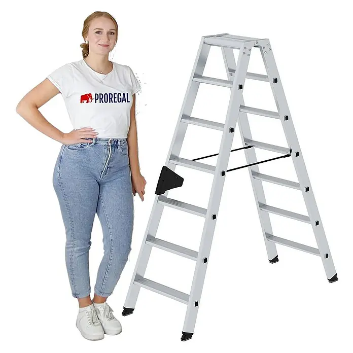 Proregal Doppel-Stehleiter beidseitig begehbar - Anzahl Tritte: 14 Stk., Arbeitshöhe: 3.150 mm, Belastbarkeit: 150 kg, Aluminium - Silberne Aluminium-Klappleiter neben einer Frau, die ihre praktische Größe für Haushaltsaufgaben zeigt.