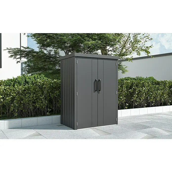 Gardol Geräteschrank Prime - Außenmaß inkl. Dachüberstand (B x T): 133 x 90 cm, Schwarz - Ein grauer Gartenschrank mit Doppeltüren steht auf einer Terrasse, umgeben von Grünpflanzen. Perfekt für die Aufbewahrung von Gartengeräten.
