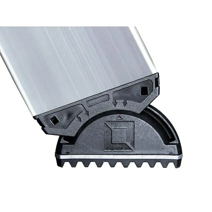 Proregal Doppel-Stehleiter beidseitig begehbar - Anzahl Tritte: 10 Stk., Arbeitshöhe: 2.650 mm, Belastbarkeit: 150 kg, Aluminium - Silbernes Metallprofil mit einem verstellbaren schwarzen Kunststofffuß mit rutschfester, gezackter Sohle.