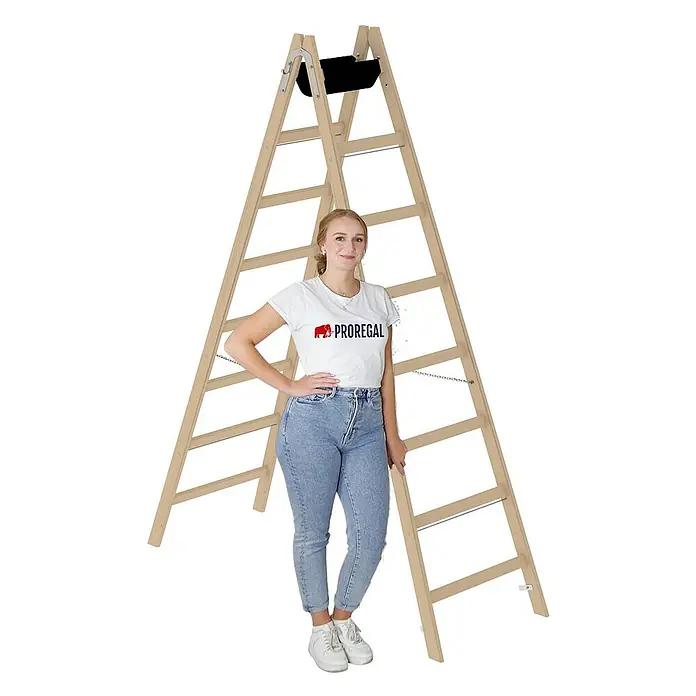 Proregal Doppel-Stehleiter mit 16 Sprossen - Anzahl Tritte: 16 Stk., Arbeitshöhe: 3.600 mm, Belastbarkeit: 150 kg, Holz - Holz-Klappleiter mit schwarzer Ablagefläche, daneben eine Frau zur Größenreferenz.