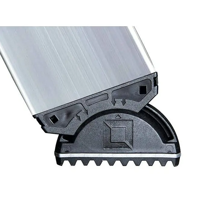 Proregal Doppel-Stehleiter 2x5-Sprossen - Anzahl Tritte: 10 Stk., Arbeitshöhe: 2.600 mm, Belastbarkeit: 150 kg, Aluminium - Verstellbarer Anti-Rutsch-Fuß einer Leiter aus silbernem gebürstetem Metall und schwarzem Kunststoffgelenk mit gezackter Basis.