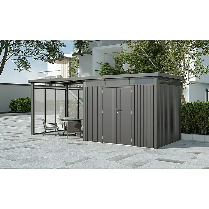 Gardol Rück- & Seitenwand Milchglas-Optik Cubus - Höhe: 190 cm, Passend für: Gardol Gerätehaus-Anbau Cubus & Cubus Max - Das Bild zeigt ein modernes graues Gerätehaus mit einem angrenzenden überdachten Sitzbereich im Freien.