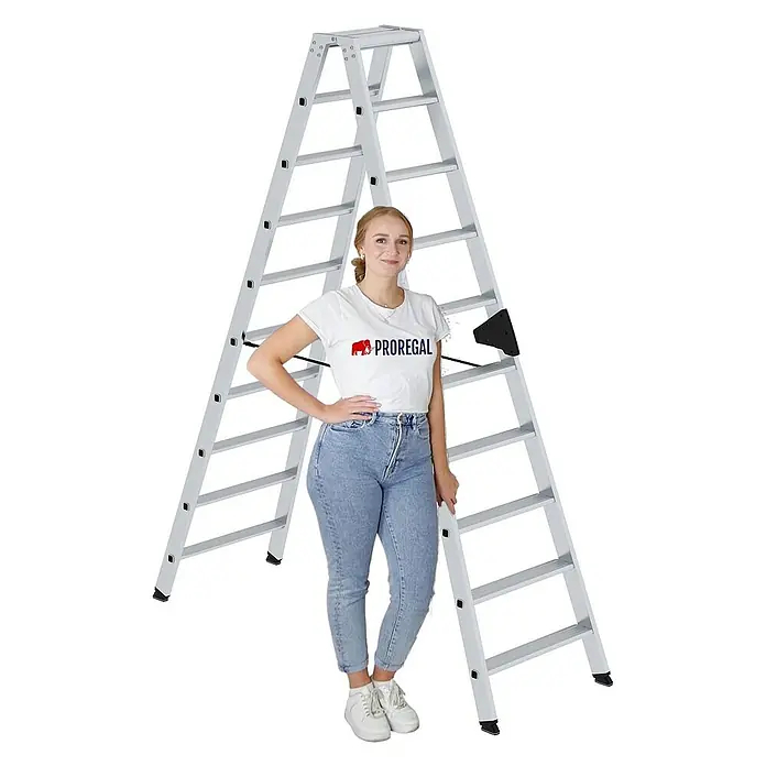 Proregal Doppel-Stehleiter beidseitig begehbar - Anzahl Tritte: 20 Stk., Arbeitshöhe: 3.850 mm, Belastbarkeit: 150 kg, Aluminium - Silberne Aluminium A-Leiter, mit Frau zur Größenreferenz. Klappbare Mehrzweck-Stehleiter.