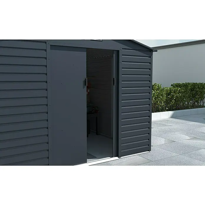 Gardol Gerätehaus Easy One Max - Außenmaß inkl. Dachüberstand (B x T): 277 x 259 cm, Stahl, Anthrazit - Detailansicht eines grauen Metall-Gartenschuppens mit teilweise geöffneter Schiebetür, der Einblick ins Innere gewährt.