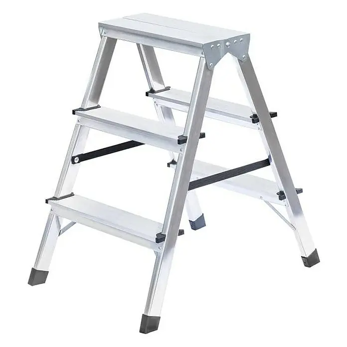 Proregal Doppel-Stehleiter beidseitig begehbar - Anzahl Tritte: 6 Stk., Arbeitshöhe: 2.250 mm, Belastbarkeit: 150 kg, Aluminium - Klappbare 3-stufige Trittleiter aus silbernem Aluminium mit schwarzen Antirutschfüßen.
